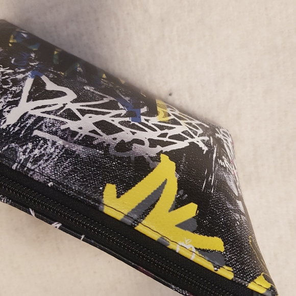 DKNY New York graffiti pouch bag NWT - Picture 4 of 12